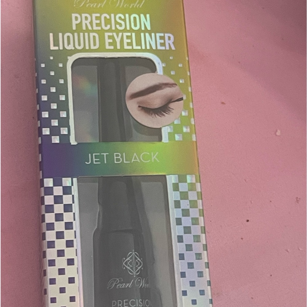 MakeUp. Pearl World liquid eyeliner.